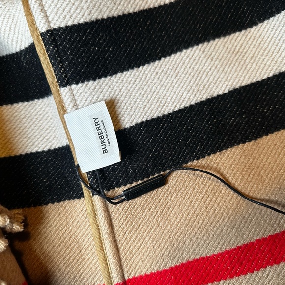 Burberry cape - Picture 2 of 6